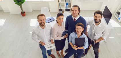 Widok uśmiechniętych młodych ludzi w biurze.